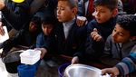 Ekspresi Anak-anak Gaza Saat Antre Makanan