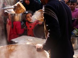 Ekspresi Anak-anak Gaza Saat Antre Makanan