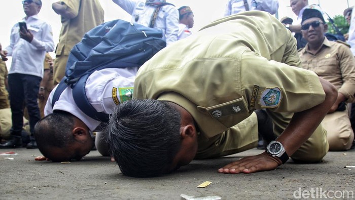 Para perangkat desa meluapkan kegembiraannya saat aksi unjuk rasa di depan Gedung DPR RI, Jl Gatot Subroto, Jakarta, Selasq (6/2/2024). Kegembiraan itu dipicu oleh dikabulkannya tuntutan pendemo yakni masa jabatan kepala desa 8 tahun dan maksimal dua periode. Sebelumnya, Badan Legislali (Baleg) DPR bersama pemerintah menyetujui pembahasan persetujuan tingkat satu revisi Undang-Undang Nomor 6 Tahun 2014 tentang Desa revisi kedua.