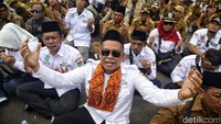 Para perangkat desa juga melakukan doa bersama di depan gedung DPR.