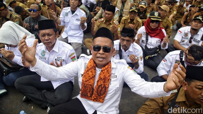 Para perangkat desa meluapkan kegembiraannya saat aksi unjuk rasa di depan Gedung DPR RI, Jl Gatot Subroto, Jakarta, Selasq (6/2/2024). Kegembiraan itu dipicu oleh dikabulkannya tuntutan pendemo yakni masa jabatan kepala desa 8 tahun dan maksimal dua periode. Sebelumnya, Badan Legislali (Baleg) DPR bersama pemerintah menyetujui pembahasan persetujuan tingkat satu revisi Undang-Undang Nomor 6 Tahun 2014 tentang Desa revisi kedua.