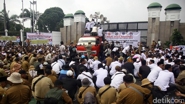 Ekspresi Kepala Desa Usai Tuntutan Dikabulkan DPR Para perangkat desa meluapkan kegembiraannya saat aksi unjuk rasa di depan Gedung DPR RI, Jl Gatot Subroto, Jakarta, Selasq (6/2/2024). Kegembiraan itu dipicu oleh dikabulkannya tuntutan pendemo yakni masa jabatan kepala desa 8 tahun dan maksimal dua periode. Sebelumnya, Badan Legislali (Baleg) DPR bersama pemerintah menyetujui pembahasan persetujuan tingkat satu revisi Undang-Undang Nomor 6 Tahun 2014 tentang Desa revisi kedua.