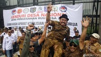 Para perangkat desa meluapkan kegembiraannya saat aksi unjuk rasa di depan Gedung DPR RI, Jalan Gatot Subroto, Jakarta, Selasa (6/2/2024).