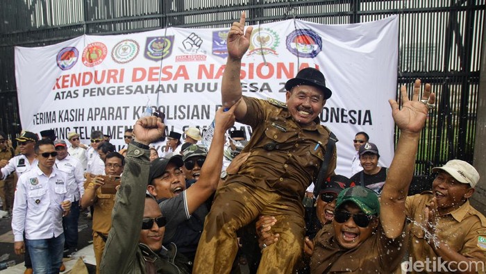 Ekspresi Kepala Desa Usai Tuntutan Dikabulkan DPR Para perangkat desa meluapkan kegembiraannya saat aksi unjuk rasa di depan Gedung DPR RI, Jl Gatot Subroto, Jakarta, Selasq (6/2/2024). Kegembiraan itu dipicu oleh dikabulkannya tuntutan pendemo yakni masa jabatan kepala desa 8 tahun dan maksimal dua periode. Sebelumnya, Badan Legislali (Baleg) DPR bersama pemerintah menyetujui pembahasan persetujuan tingkat satu revisi Undang-Undang Nomor 6 Tahun 2014 tentang Desa revisi kedua.