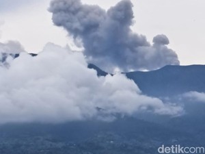 Terus Erupsi, Marapi Lontarkan Lagi Abu Vulkanik Setinggi 800 Meter