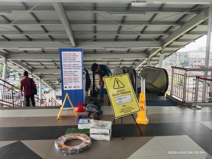 Eskalator di Stasiun Bekasi yang sempat viral itu kini mulai diperbaiki. (Dok DJKA)