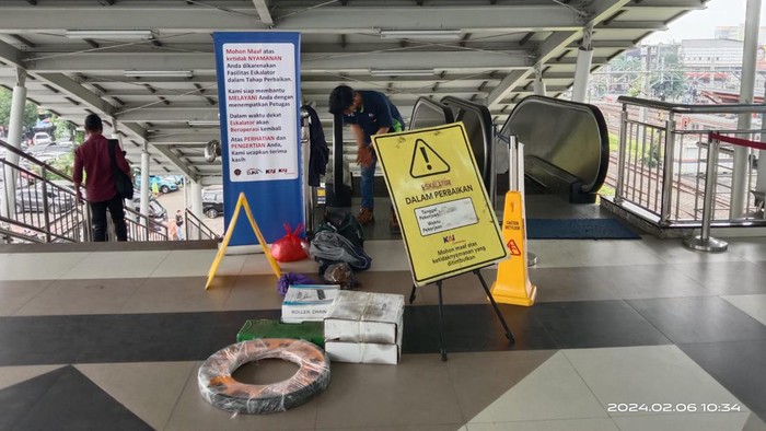 Eskalator di Stasiun Bekasi yang sempat viral itu kini mulai diperbaiki. (Dok DJKA)