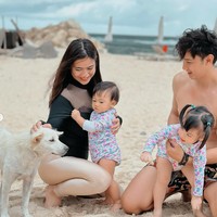 Asik bermain di Melasti Beach, penampilan Felicya curi atensi. Pasalnya meski tengah berada di pantai namun dirinya tetap mengenakan busana sopan dan tertutup. Foto: Instagram/@felicyangelista_