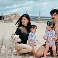 Dalam beberapa foto unggahan terlihat Felicya mengenakan baju renang lengan panjang one piece berwarna hitam. Agar penampilannya tetap tertutup dan sopan, Felicya juga mengenakan legging panjang warna kulit. Foto: Instagram/@felicyangelista_