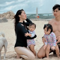 Sambil momong anak bersama suaminya, penampilan Felicya terlihat menawan dengan rambut panjang yang terurai. Beberapa netizen juga tampak memberikan pujian untuk tubuh Felicya yang semakin langsing. Foto: Instagram/@felicyangelista_