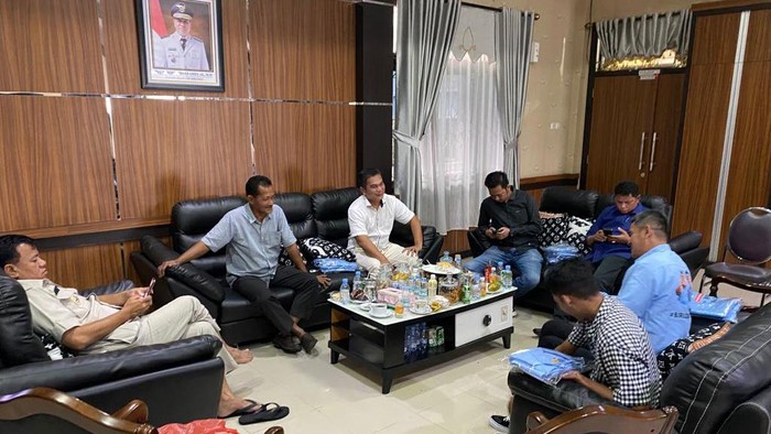 Foto diduga sedang bagi-bagi baju pasangan calon nomor urut dua di Kantor Bupati Kuansing