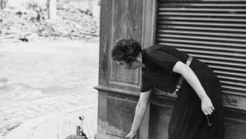 Seorang Wanita Sipil Perancis Menuangkan Minuman Cider Untuk Tentara Inggris Dengan Senapan Mesin Bren Di Lisieux, 1944 Foto: Reddit via Boredpanda