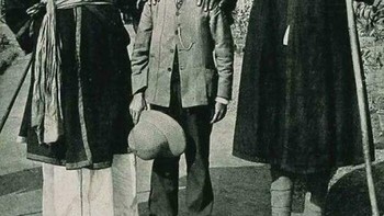 Dua Raksasa Kashmir Berpose Dengan Fotografer Amerika James Ricalton, 1903. Tingginya 2,3 meter dan 2,2 meter. Foto: Reddit via Boredpanda