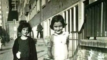 Anne Frank, Enam Tahun, Memegang Tali Lompat Di Samping Temannya, Sanne Ledermann, Di Trotoar Di Amsterdam. 1935 Foto: Reddit via Boredpanda