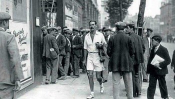 Seorang Penggemar Reformasi Pakaian Pria Berjalan Menyusuri Pantai Di London. Mdrp (Partai Reformasi Pakaian Pria) Dibentuk Pada Tahun-Tahun Antar Perang Di Inggris, 1930 Foto: Reddit via Boredpanda