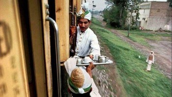 Teh Sarapan Disebarkan Di Antara Gerbong Kereta Api Dari Peshawar Ke Lahore Pada Tahun 1983. Difoto Oleh Steve McCurry Foto: Reddit via Boredpanda