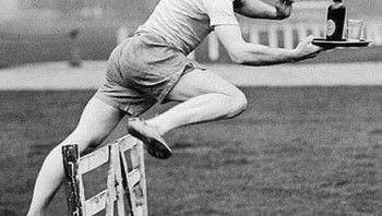 Pelari Inggris Percy Hodge Memperagakan Lompatan Rintangan Sempurna Sambil Membawa Botol Dan Gelas Di Atas Nampan. Percy Hodge Menjadi Juara Olimpiade Dalam Lari Gawang 3000m Pada Tahun 1920 Foto: Reddit via Boredpanda