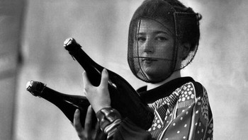 Seorang Inspektur Sampanye Mengenakan Masker Khusus Untuk Melindungi Terhadap Pelepasan yang Tidak Disengaja, Ca. 1933 Foto: Reddit via Boredpanda