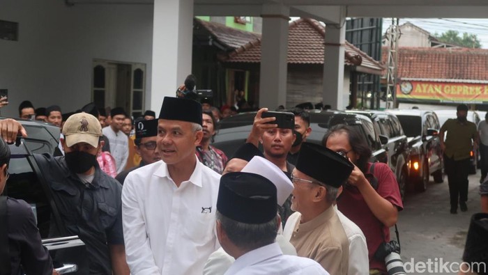 Calon Presiden nomor urut 3, Ganjar Pranowo saat bertemu pengasuh pondok pesantren Al-Munawwir, Panggungharjo, Sewon, Bantul, Selasa (6/2/2024).
