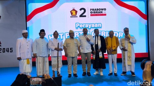 Ketum Gerindra Prabowo Subianto dan Ketua DPD Gerindra Bali Made Muliawan Arya (4 dan 5 dari kiri) di Sanur, Denpasar, Selasa (6/2/2024)