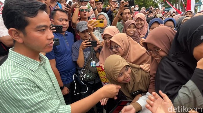 Gibran Rakabuming Raka menemui massa aksi di Balai Kota Solo, Selasa (6/2/2024).