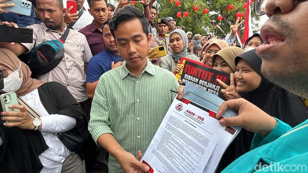 Gibran Rakabuming Raka menemui massa aksi di Balai Kota Solo, Selasa (6/2/2024).