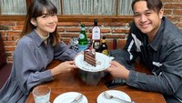 Gilang Dirga juga dikenal sebagai pasangan romantis. Momennya saat memberi kejutan kue ulang tahun untuk sang istri, Adiezty Fersa. Foto: Instagram @gilangdirga
