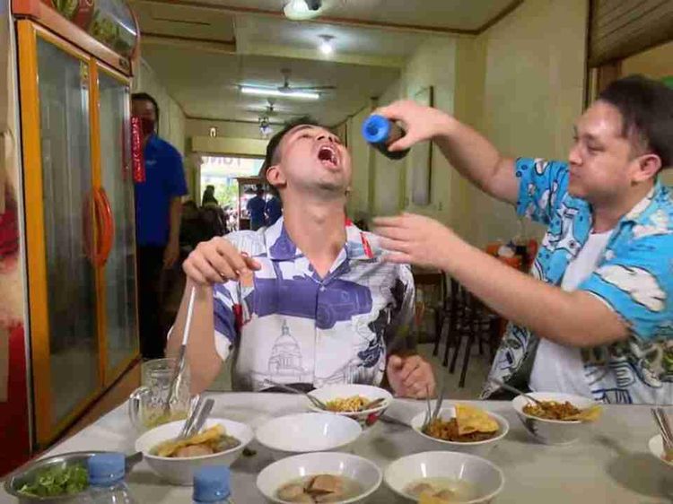 Serunya Gilang Dirga saat Buat Konten Kulineran