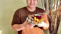 Selain itu, pria kelahiran 17 Agustus 1989 juga turut membuat konten kulineran di YouTubenya. Foto: Instagram @gilangdirga