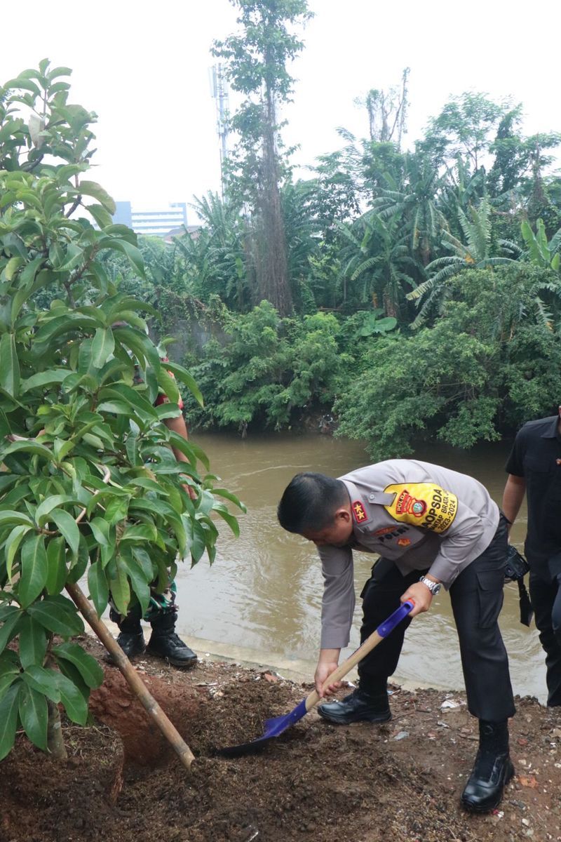 Hadiri Manunggal Air Bersih, Kapolda Metro Tanam Pohon Bareng TNI AD