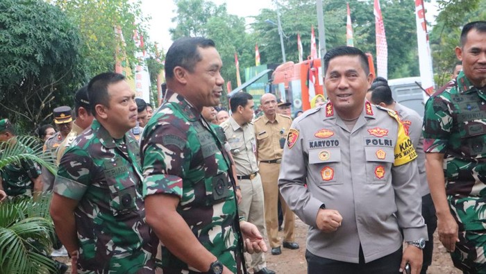 Hadiri Manunggal Air Bersih, Kapolda Metro Tanam Pohon Bareng TNI AD