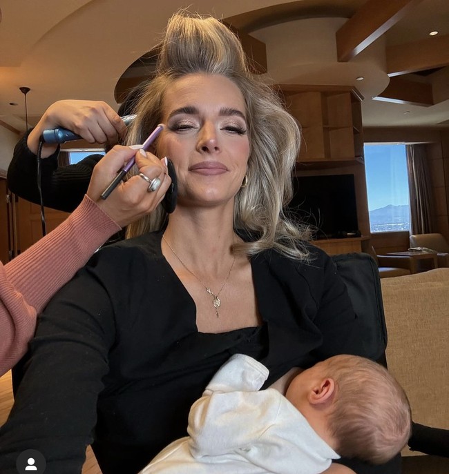 Di belakang panggung, Hannah bahkan masih menyusui bayi merahnya. Sambil didandani, Hannah tetap berperan sebagai ibu.  Foto: Dok. Instagram