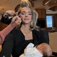 Di belakang panggung, Hannah bahkan masih menyusui bayi merahnya. Sambil didandani, Hannah tetap berperan sebagai ibu.  Foto: Dok. Instagram