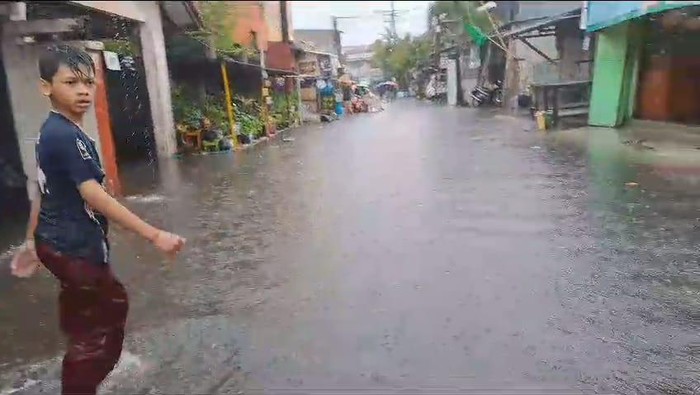 Jalan di Siwalankerto Tengah bak sungai usai diguyur hujan deras