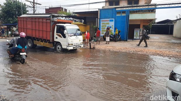 Jalan Kudus-Purwodadi di Desa Tanjungkarang, Kecamatan Jati, Kabupaten Kudus rusak parah. Kondisi terkini jalan tergenang air usai hujan deras, Selasa (6/2/2024).