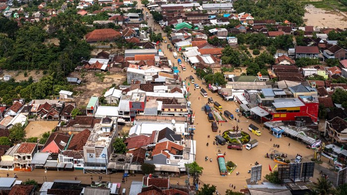 Foto udara kondisi Sungai Tuntang yang meluap karena tak mampu menampung debit air di Grobogan, Jawa Tengah, Selasa (6/2/2024). Banjir karena intensitas hujan deras pada Senin (5/2) sore hingga Selasa (6/2) dini hari tersebut menyebabkan meluapnya Sungai Tuntang serta jebolnya beberapa tanggul sungai sehingga jalur utama jalan Semarang-Purwodadi lumpuh, sementara itu TNI-POLRI bersama BPBD dibantu relawan mengalihkan arus lalu lintas ke sejumlah titik jalan alternatif. ANTARA FOTO/Aji Styawan/nym.