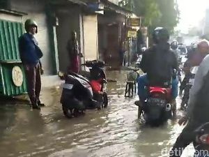 Banjir di Jalan dan Terminal Benowo Surabaya, Nekat Terobos Malah Mogok