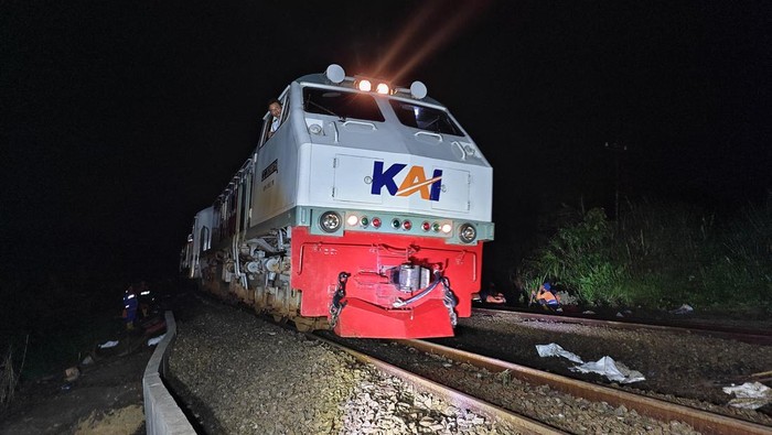 Kereta mulai melintas di jalur hulu yang sempat terdampak banjir di Grobogan, Selasa (6/2/2024).