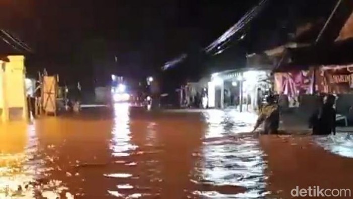 Jalur utama Bumiayu-Salem di Desa Pangebatan dan Bantarkawung Kecamatan Bantarkawung, Kabupaten Brebes, banjir.