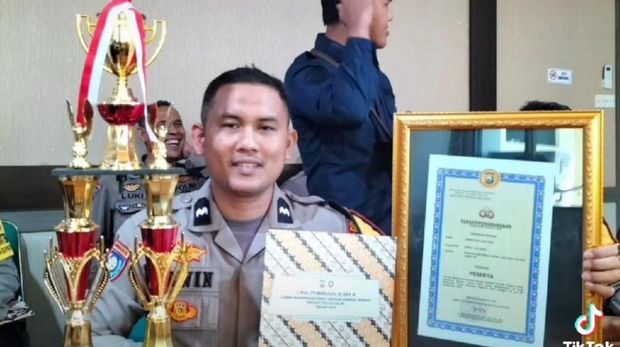 Kandidat Hoegeng Awards Aipda Erwin Eka Saputra mendirikan Komunitas Tangan di Atas untuk warga Takalar, Sulawesi Selatan.