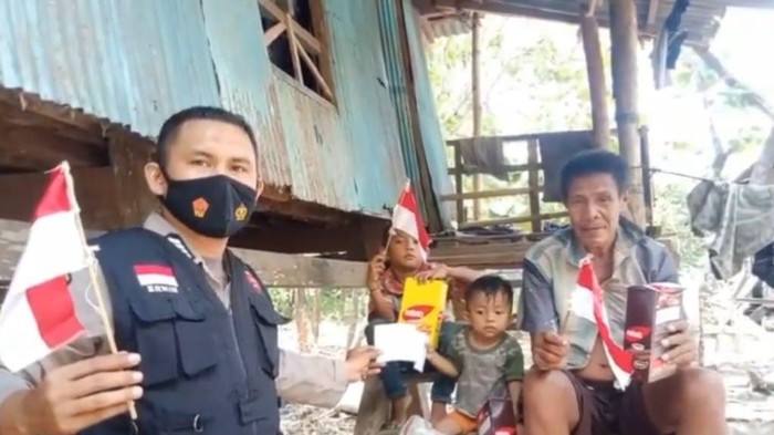 Kandidat Hoegeng Awards Aipda Erwin Eka Saputra mendirikan Komunitas Tangan di Atas untuk warga Takalar, Sulawesi Selatan.