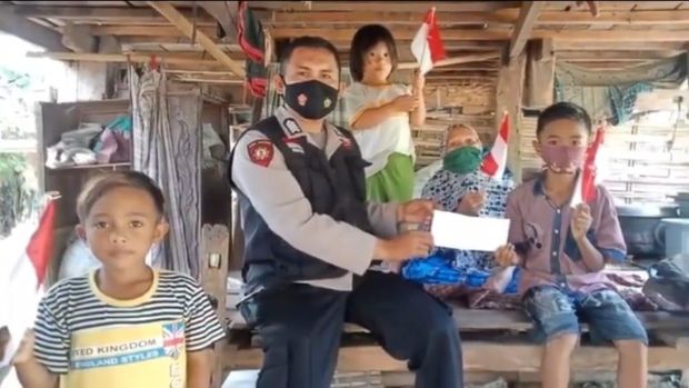 Kandidat Hoegeng Awards Aipda Erwin Eka Saputra mendirikan Komunitas Tangan di Atas untuk warga Takalar, Sulawesi Selatan.