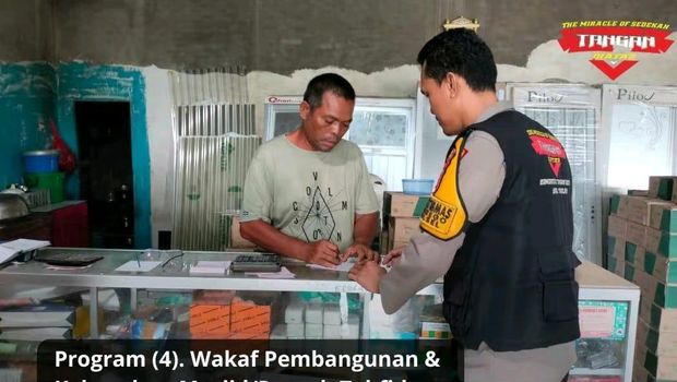Kandidat Hoegeng Awards Aipda Erwin Eka Saputra mendirikan Komunitas Tangan di Atas untuk warga Takalar, Sulawesi Selatan.