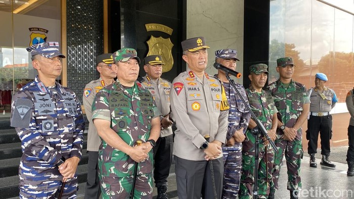 Kapolda Jatim Irjen Pol Imam Sugianto usai memimpin apel di Mapolda Jatim, Selasa (6/2/2024).