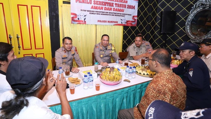 Kapolres Metro Jakarta Selatan Kombes Ade Rahmat Idnal melakukan asistensi Siskamling di Mampang Prapatan.