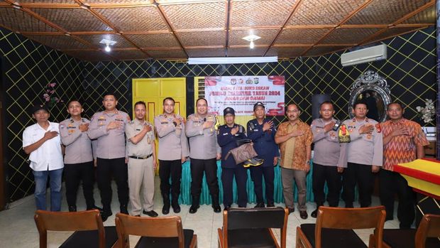 Kapolres Metro Jakarta Selatan Kombes Ade Rahmat Idnal melakukan asistensi Siskamling di Mampang Prapatan.