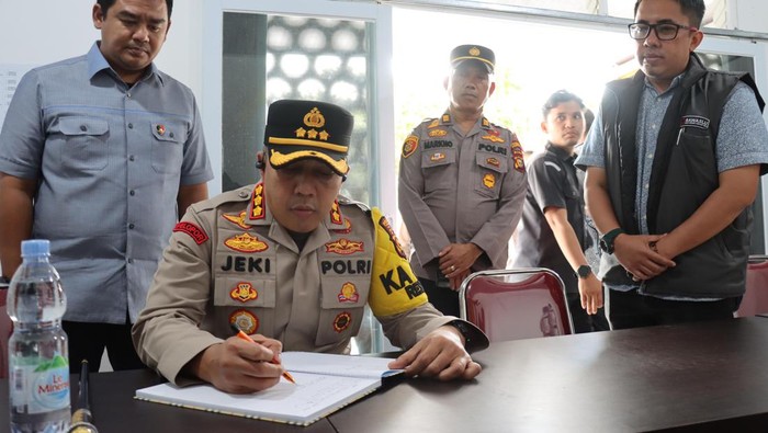 Kapolresta dan jajaran saat cek KPU beberapa waktu lalu. (Dok Polresta Pekanbaru)