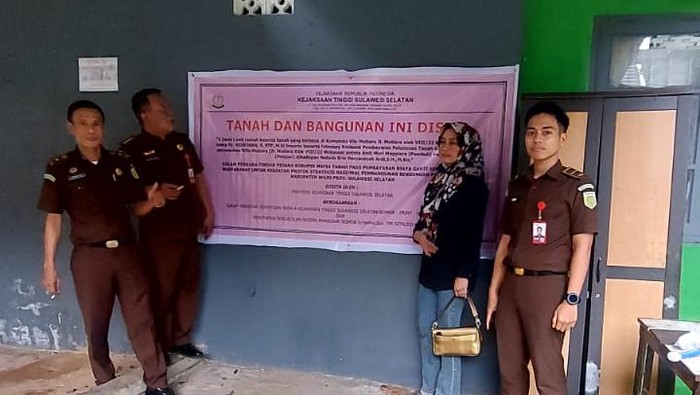 Kejati Sulsel menyitas aset berupa rumah dan tanah mantan Sekretaris BPN Wajo inisial AA, tersangka kasus korupsi Bendungan Paselloreng Wajo.