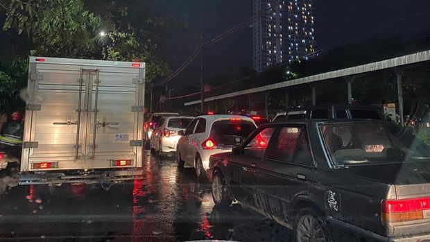 Pohon Tumbang di Waru Bikin Jalan Ahmad Yani Surabaya Macet Parah