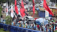 Kemacetan yang terjadi di jam sibuk pada pagi dan sore hari itu dikeluhkan oleh warga. 